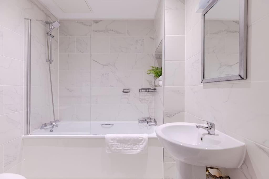 Vertigo Boutique Sleeps 4 London Kingston upon Thames  Extérieur photo